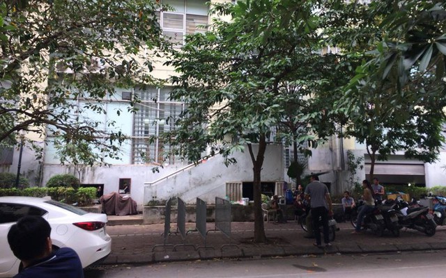 Hà Nội: Người dân hoảng loạn chứng kiến bé trai 5 tuổi rơi từ tầng 7 chung cư xuống đất