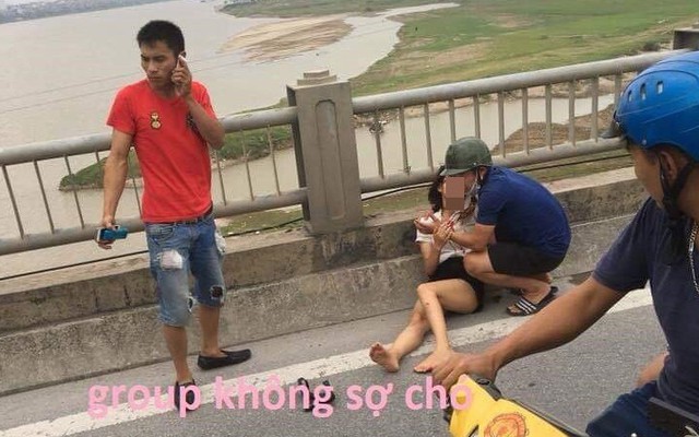 Tai nạn trên cầu Vĩnh Tuy gây xôn xao MXH: Cô gái người dính máu, nắm cổ tay người cứu