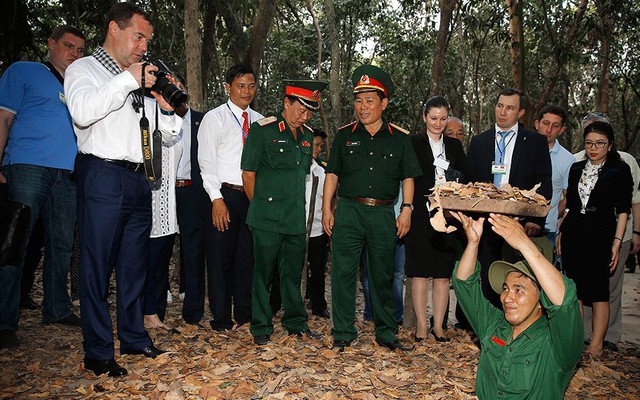 Ông Medvedev "sửa gáy" phiên dịch trong chuyến thăm Việt Nam: Dịch là "Đồng chí" chứ!