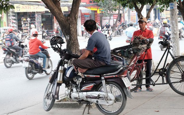 Chuyện về tài xế Grab bàn tay phải chỉ có một ngón và hành động đáng yêu của vị khách trẻ