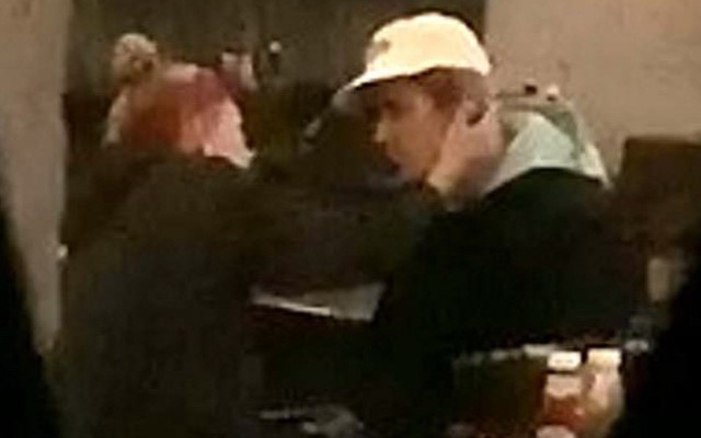 Justin Bieber bỗng ôm mặt khóc nức nở trong quán bar, Hailey ngồi cạnh không ngừng an ủi