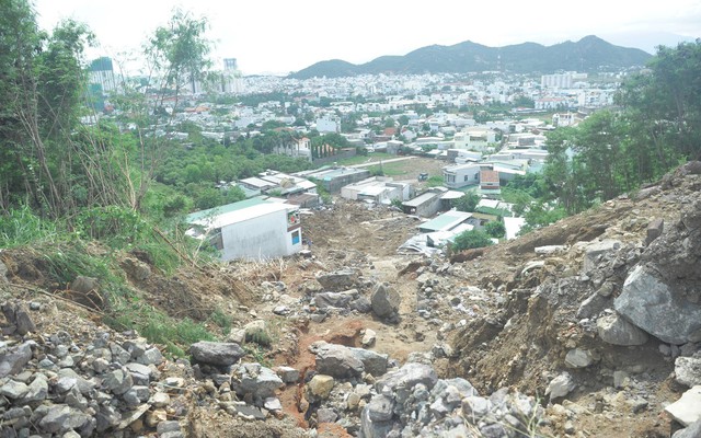 Vụ vỡ hồ nước làm 4 người gia đình thầy giáo ở Nha Trang tử vong: Cần khởi tố vụ án để điều tra?