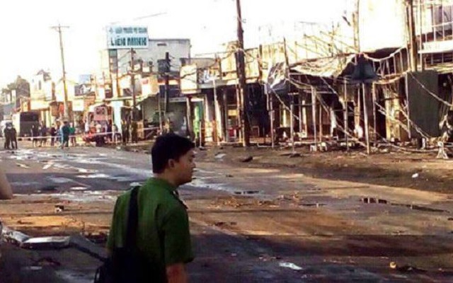 Hiện trường vụ tai nạn thảm khốc ở Bình Phước: 16 căn nhà bị thiêu rụi, 6 người tử vong trong đám cháy