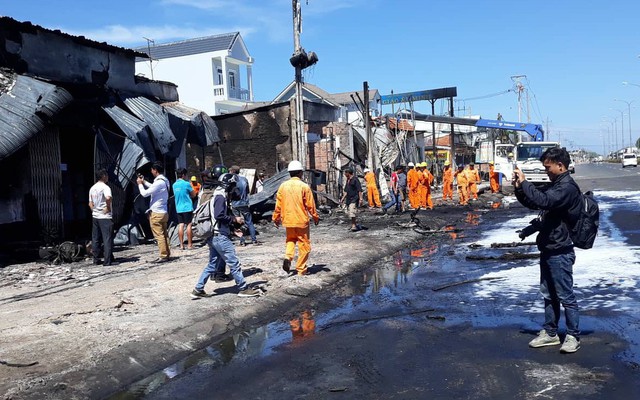 Phút xe bồn tông xe ba gác rồi lao vào 19 nhà dân bốc cháy khiến 6 người chết ở Bình Phước