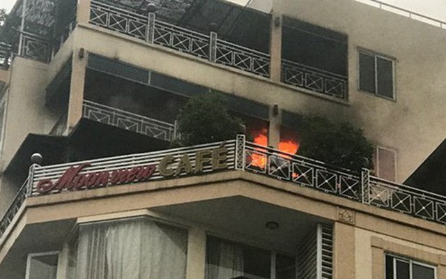 Hà Nội: Cháy khách sạn trên phố Hàng Than, hàng chục du khách hoảng loạn tháo chạy
