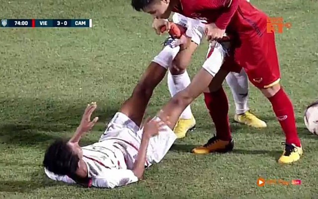 Cầu thủ Campuchia ngã xuống sân, Quang Hải chạy tới và có hành động khiến dư luận vỗ tay khen ngợi