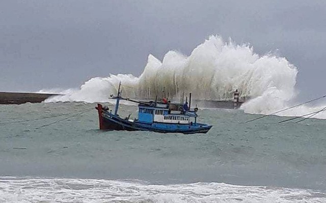 Bão số 9: Clip sóng cao hơn 5m đập vào đảo Phú Quý, không ai dám ra biển