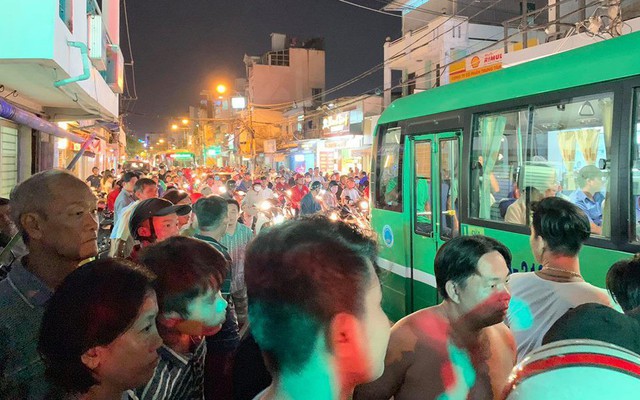 Phụ xe buýt dùng hung khí truy đuổi người sau va chạm ở Sài Gòn, dân bức xúc vây xe