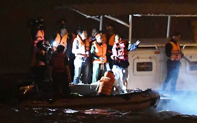 Trăm người xuyên đêm tìm xe 5 chỗ màu đen "xé thủng" lan can cầu rơi xuống sông Hồng