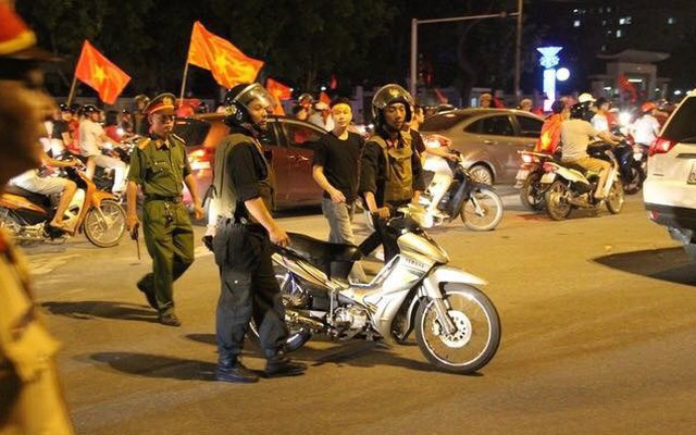 Cảnh sát được trang bị súng đảm bảo an ninh sau trận chung kết Việt Nam - Malaysia