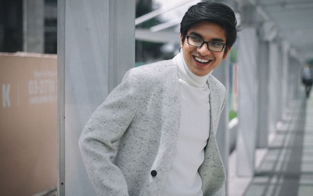 Bộ trưởng Malaysia gây sốt khi giản dị đi tàu điện đến cổ vũ AFF Cup