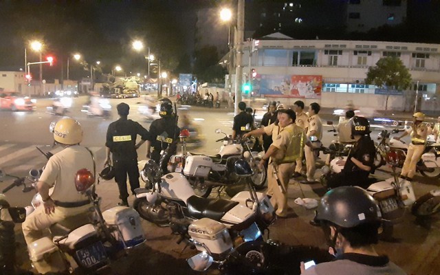 CSGT TP HCM xử phạt gần 100 trường hợp "đi bão" sau trận hòa của tuyển Việt Nam