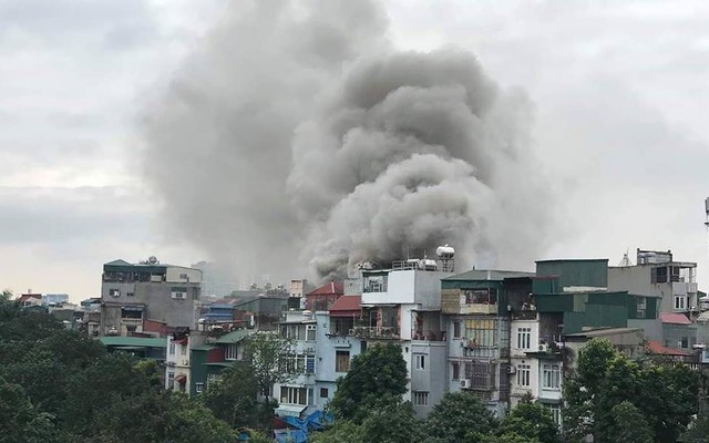 Cột khói bốc cao hàng trăm mét từ căn nhà cháy trên phố Hà Nội khiến nhiều người hoảng sợ