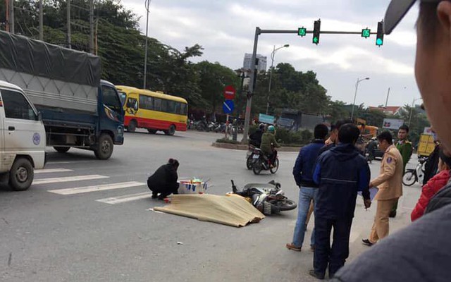 Hà Nội: Nam thanh niên bị xe khách cán qua người tử vong khi đang dừng đèn đỏ