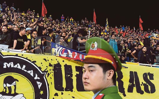 Vợ HLV Tan Cheng Hoe được CĐV Malaysia “giải cứu” khi bị mắc kẹt giữa nhóm fan Việt Nam