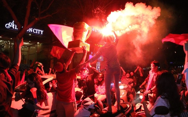 Người Sài Gòn 'nổi loạn" thâu đêm mừng Việt Nam vô địch AFF Cup 2018