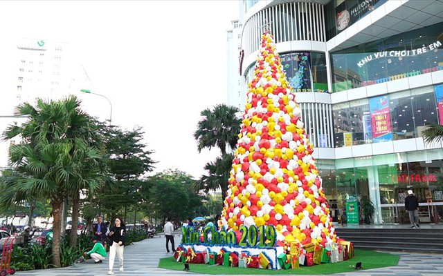 2.000 chiếc nón lá tạo thành cây thông Noel không thể chất hơn