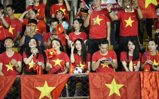 Báo Hàn Quốc hào hứng với độ “máu” của CĐV Việt Nam