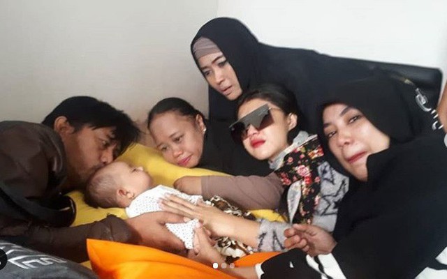 Thảm họa sóng thần ở Indonesia: Vợ chồng diễn viên thiệt mạng, con 3 tháng tuổi gào khóc vì thiếu sữa