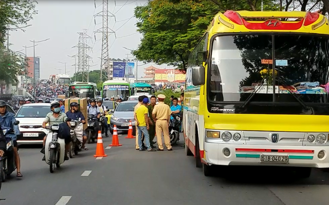 Va chạm với xe khách, vợ thiếu uý công an mang thai hơn 5 tháng nhập viện ở Sài Gòn