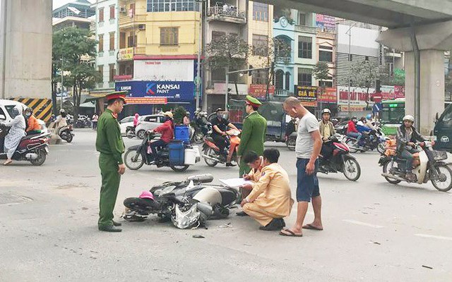 Gặp nạn phải nhập viện, nạn nhân rơi điện thoại iPhone tại hiện trường bị "cuỗm" mất