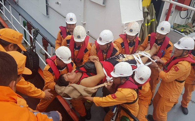 Vượt sóng lớn cứu 4 thuyền viên Philippines bị tai nạn lao động