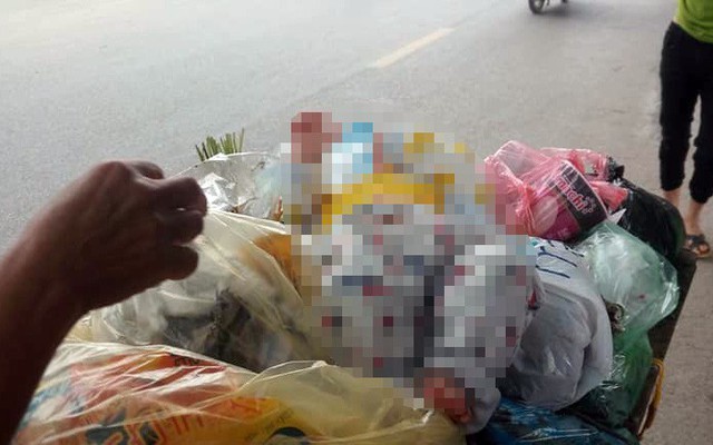 Phát hiện bé trai khoảng 4 tháng tuổi đặt trên thùng rác giữa phố Hà Nội
