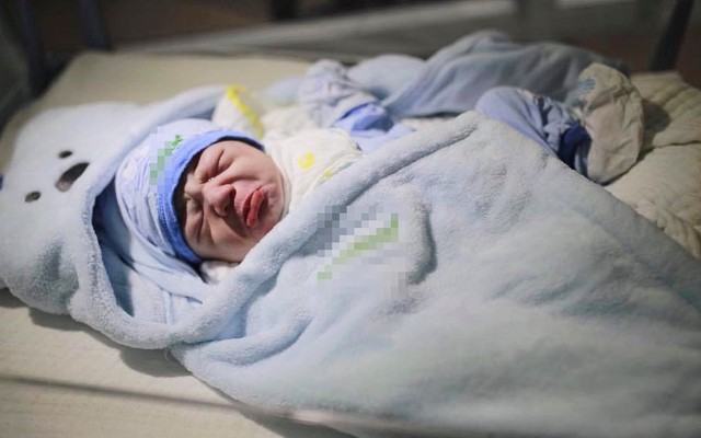 Bức ảnh bé sơ sinh bĩu môi 'hờn cả thế giới' khiến dân mạng rần rần chia sẻ