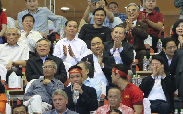 Thủ tướng Nguyễn Xuân Phúc: Biển cờ sôi động đang hướng về đội tuyển bóng đá Việt Nam