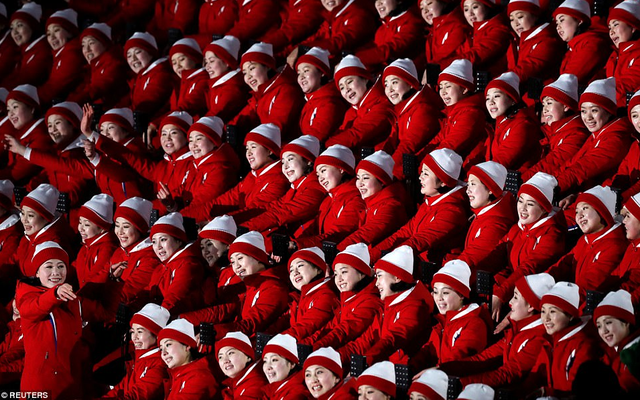 [ẢNH] Dàn cổ động viên Triều Tiên xinh đẹp rực đỏ, "đốt cháy" giá lạnh Olympic Mùa đông