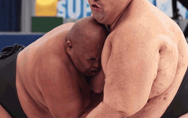 Không ngờ da thịt võ sĩ sumo chạm nhau lại "tàn khốc" thế này cơ đấy