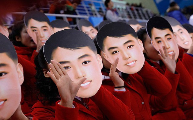 Mặt nạ cổ động bí ẩn của Triều Tiên ngay trước mắt TT Moon làm dân Hàn "dậy sóng"