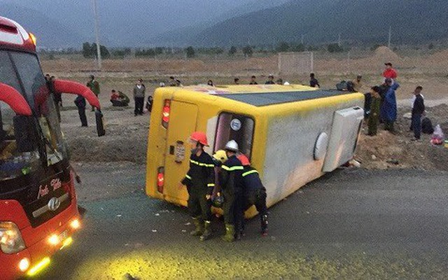 Chuyến xe chở khách về quê ăn Tết gặp tai nạn, 2 người tử vong tại chỗ