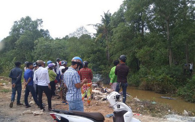 Phát hiện thi thể người đàn ông nổi trên mặt nước cạnh xe máy