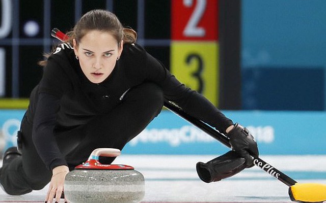 Thần thái như Angelina Jolie, mỹ nhân nước Nga thu hút mọi ánh nhìn của Olympic
