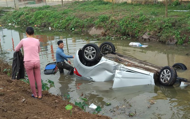 Sáng mùng 1 Tết, ô tô mất lái phơi bụng giữa mương