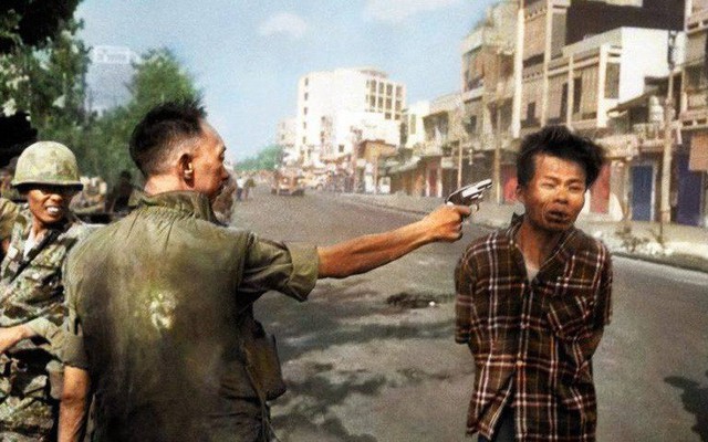 Bức ảnh gây sốc "Hành quyết tại Sài Gòn": Sát nhân Nguyễn Ngọc Loan nhắn gì cho vợ chiến sỹ biệt động bị bắn?