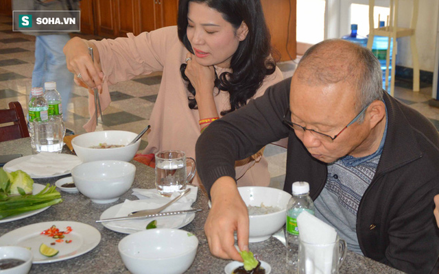 HLV Park Hang-seo bối rối trước món phở "2 tô" mà bầu Đức thết đãi