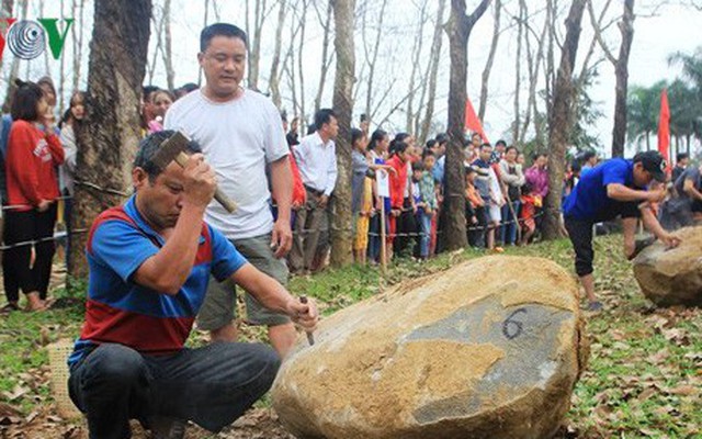 Độc đáo Hội thi chẻ đá mồ côi đầu Xuân ở Quảng Trị