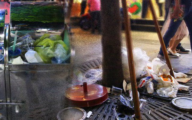 Rác ngập phố đi bộ Nguyễn Huệ sau Tết và tâm tư của người trẻ: “Là người duyên dáng, chúng ta khư khư rác trong tay đến khi tìm thấy sọt”