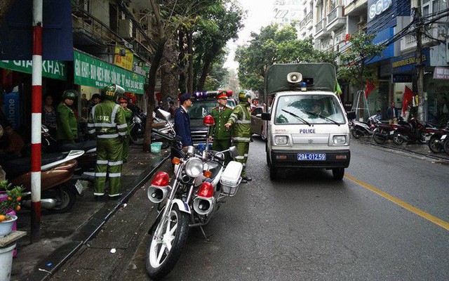 Quận Hoàn Kiếm ra quân lập lại trật tự vỉa hè trong ngày làm việc đầu tiên của năm mới