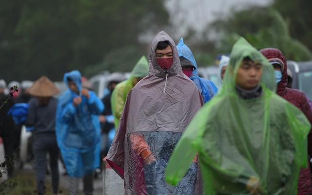 Ảnh: Tắc đường dài 3km, người dân ùn ùn đội mưa đi bộ vào chợ Viềng
