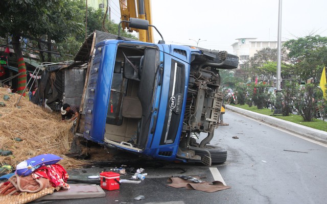 Hàng tấn dưa hấu đổ ra đường, người dân đến thu gom giúp tài xế