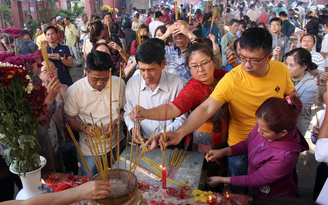 Biển người chen chúc cúng vía Thần Tài ở ngôi chùa lâu năm nhất Sài Gòn