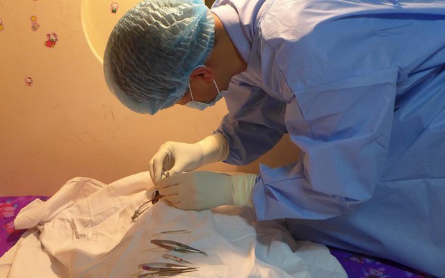 Gần 1 giờ phẫu thuật ghép giác mạc mà bé Nguyễn Hải An hiến cho 2 bệnh nhân