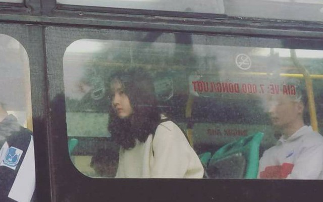 Dù bị mờ, nhưng bức ảnh chụp lén cô gái trên xe buýt vẫn "gây bão" mạng Việt