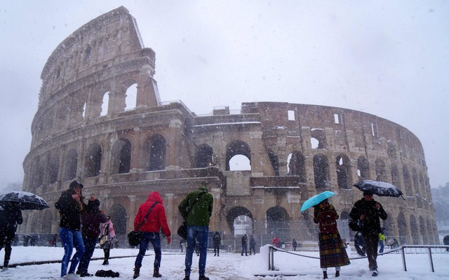 “Thành phố Vĩnh cửu” Rome bỗng hóa trắng xóa sau trận tuyết kỷ lục
