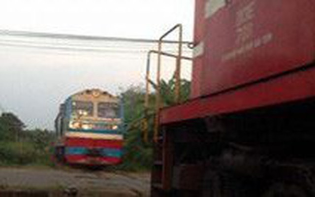 Hai tàu hỏa suýt tông nhau ở Đồng Nai