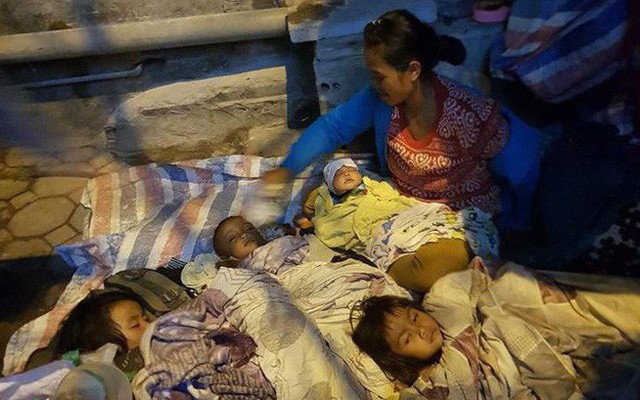 Người mẹ trẻ mang 4 đứa con nheo nhóc từ Quảng Trị ra Hà Nội xin quần áo