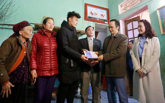 Ông Trịnh Văn Quyết trao 500 triệu đồng tiền thưởng cho thủ môn Bùi Tiến Dũng